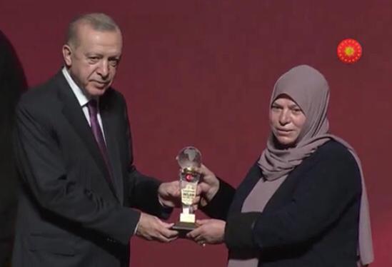An award to traditional Ehram Weaving Master Sevim Ataner, from the President of the Turkish Republic Erdoğan
